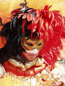un des masques de Paris carnaval Arsenal lors du défilé d'avril 2002. Sympa, non?