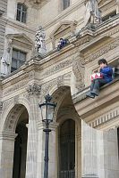 l'enfant au tambour de la cour napolon, devant la pyramide du louvre - cliquez ici pour agrandir l'image