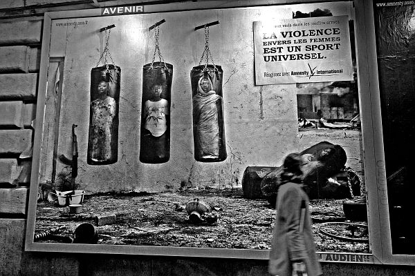 amnesty international - campagne contre la violence faite aux femmes - boulevard de la chapelle