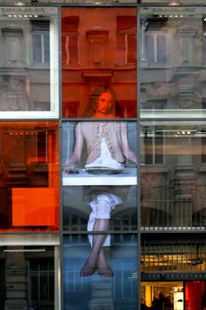 grand format façon façade pour la pub marithé et françois Girbaud de la cène rue réaumur