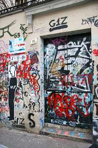 sur la façade emblématique de la maison de serge Gainsbourg, rue de Verneuil, Zuman Kojito attend...