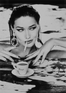 Carla bruni photographiée par Elle  Von Unwerth pour le calendrier Lavazza 1995