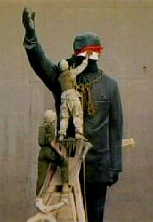 bagdadis dguiss en soldats amricains, barbouillant de peinture une statue de saddam...