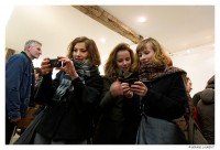 Trois jeunes modèles se regardent dormir