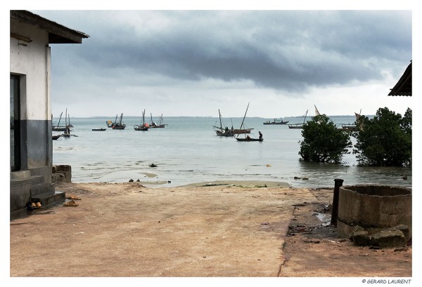 Zanzibar - boutres au coin de la rue du village