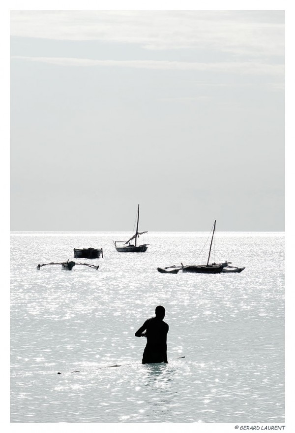 Zanzibar - Nungwy - pêcheur qui rejoint son boutre à l'ancre