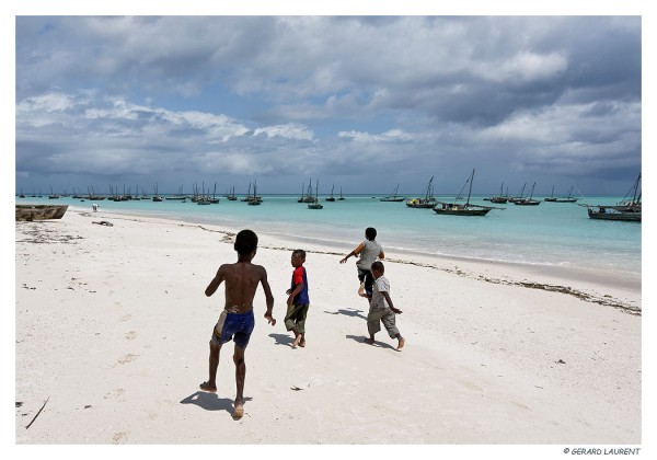 Zanzibar - Nungwy - enfants sur la plage