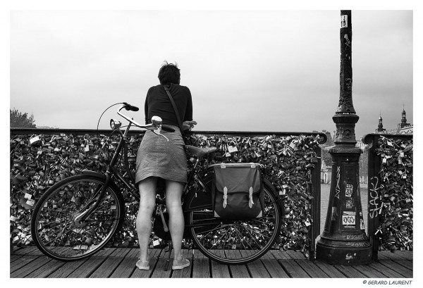 La fille au vélo du Pont des Arts