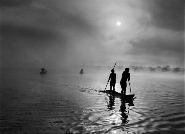 Amazonie et Pantanal Dans la région du haut-Xingu, un groupe d’Indiens waura pêche dans le lac de Piyulaga près de leur village. Le bassin du haut-Xingu abrite une population très diversifiée. Etat du mato grosso, Brésil, 2005. © Sebastião Salgado
