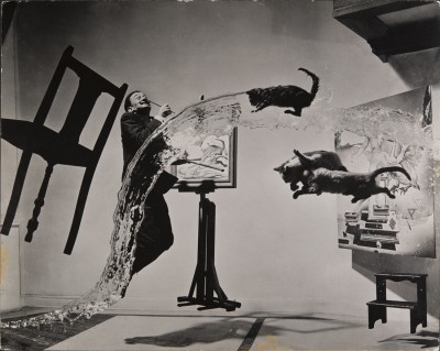 Dalí Atomicus 1948 Philippe Halsman Musée de l'Elysée. © 2015 Philippe Halsman Archive / Magnum Photos. Droits exclusifs pour les images de Salvador Dalí : Fundació Gala-Salvador Dalí, Figueres, 2015