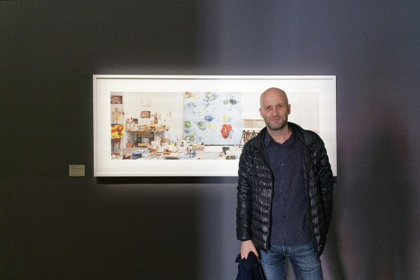 Gautier DEBLONDE photographié devant "L'atelier de Miquel Barcelo à Paris, 2012"