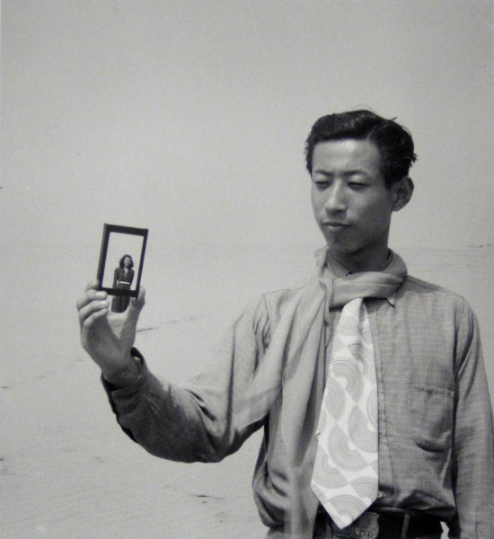 Shoji Ueda, Portrait sur les dunes, vers 1950 © Shoji Ueda Office. Collection MEP, Paris. Don de la société Dai Nippon Printing Co., Ltd.