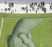 Saype : Beyond Walls au Champ de Mars