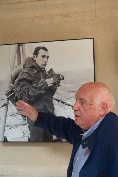 Raymond Depardon commentant cette photo de lui, jeune soldat, pendant son reportage consacré à la vie quotidienne de l’escorteur Le Picard, Toulon 1962-1963