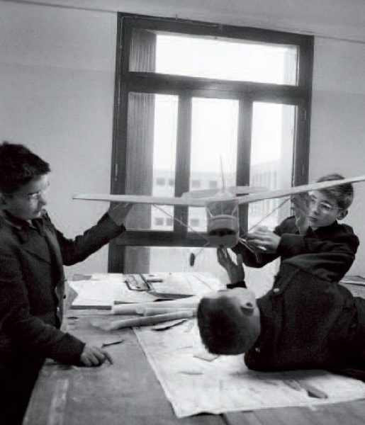 A l’école des enfants de troupes d’Aix en Provence 1962 – © Raymond Depardon-TAM/ECPAD/Défense/PAR 154-25