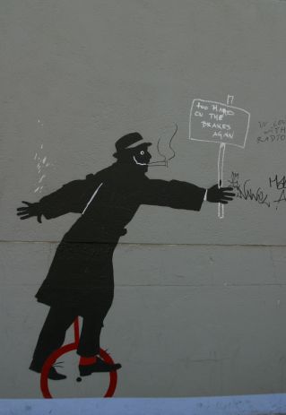 Un an plus tard... mai 2004 - Les taggeurs, c'est leur boulot de tagger. Mais quand un taggeur bien élevé tombe sur un pochoir de Némo, il tourne son tag sept fois dans le capuchon de son marqueur et ça donne parfois des petites choses insolites...
