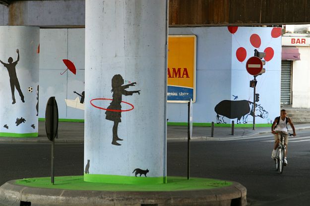 Nemo - Pont de Soissons à Sant-Denis - La petite fille au hula-hoop!