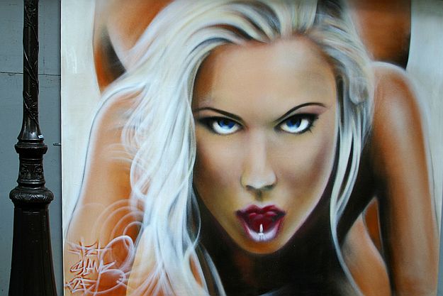 Magnifique babe style streetart sur l'arrière d'une baraque du grand marché de l'art à la bastille en mai 2003
