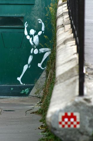  Jérôme Mesnager - Rue de la Mare (avec une mosaïque de Space Invader au premier plan)