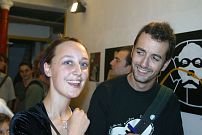 Samantha, webmistress de Paris Pochoirs - C'est confirmé, Samantha a les yeux violets! Et le jeune homme qui la dévore des yeux est  Antoine Besse, chroniqueur des rues de Zurban!