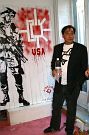 Blek, le père des pocheurs, boit son coca sous la menace de l'arme d'un militaire qu'il a lui même créé. Un comble ! A côté une création d'Atlas.