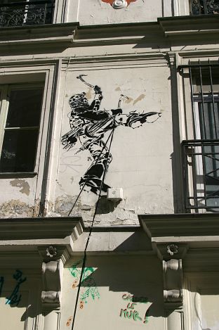 P4 s'élève au-desus de la mélée, fresque de la rue des deux boules