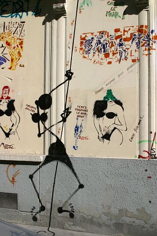 P4 s'élève et GrOm lui tient la corde, fresque de la rue des deux boules