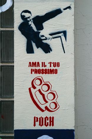 Super Sapin montre la route  et Poch affiche sa détermination à ne pas se laisser embêter, fresque de la rue des deux boules