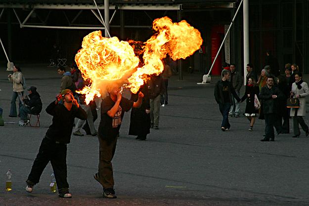 Beaubourg - cracheurs de feu