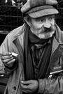 Claude roule sa clope place des Abbesses