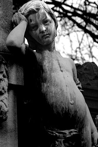 Enfant pensif du cimetière du père Lachaise... Alors cette année 2003?