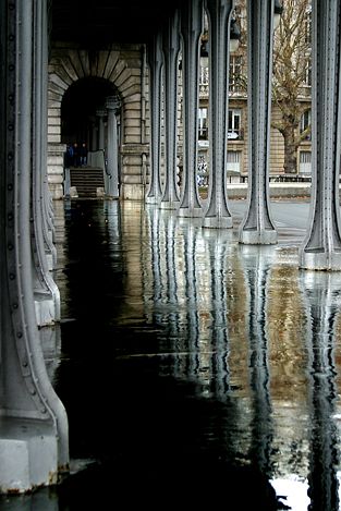 trottoir mouillé sous les arcades du pont de Bir_Hakem
