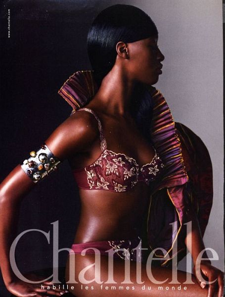 Chantelle prend la pose à la Joconde avec Osana Ekue
