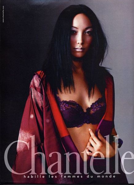 Chantelle prend la pose à la Joconde avec Sophie Nicholas